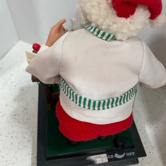 Vintage 1993 Santa’s Workshop Lighted Musical by Holiday Creations - Picture 9 of 14